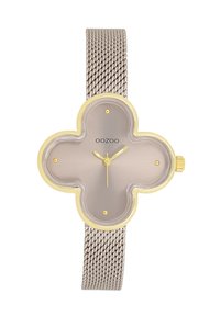 Montre à quartz avec un cadran gris en forme de quatuor, accents dorés et bracelet en maillon argenté. Présente des marqueurs d'heure minimalistes et un logo.