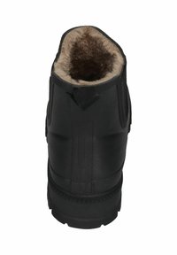 Botín negro con forma redondeada, con un collar forrado de piel y suela de goma duradera. El interior es suave con una textura marrón.