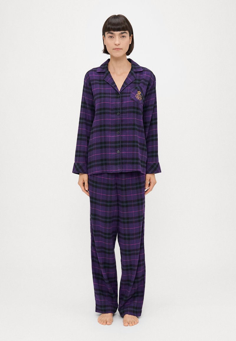 Μωβ καρό πιτζάμα από μαλακό ύφασμα, που περιλαμβάνει πουκάμισο με κουμπιά και γιακά καθώς και αντίστοιχους χαλαρούς παντελόνες. Διακοσμητική κεντητική λεπτομέρεια στο πουκάμισο.