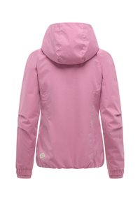 Roze capuchonjas met lange mouwen, elastische manchetten en zoom, van achteren getoond tegen een witte achtergrond.