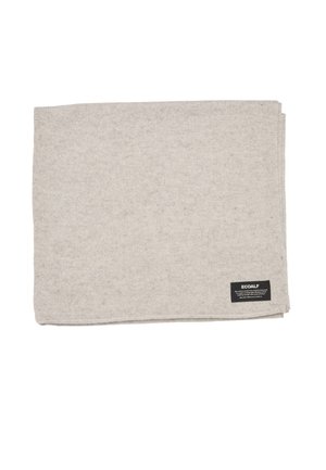 Lys grå sammenfoldet teppe med en svart ECOALE-merkelapp sydd i ett hjørne mot en hvit bakgrunn.