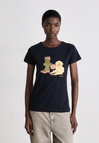 Tengerészi póló, amelyen egy sárga kutya, egy zöld gumicsizma és egy labda grafikája látható. Rövid ujjú, kerek nyakú, pamut anyagú. Márkaneve: Barbour.