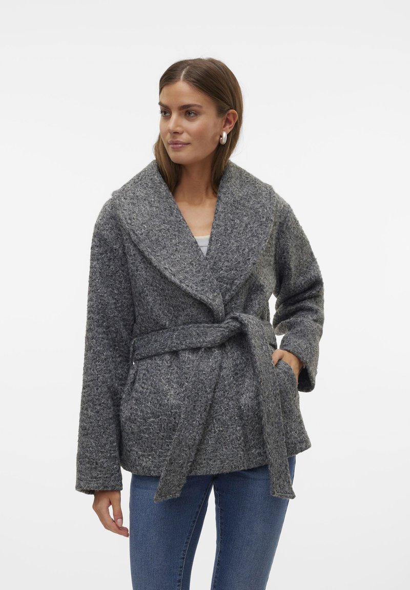 Manteau enveloppant gris texturé avec un large col, une taille ceinturée et des poches latérales, fabriqué à partir d'un tissu doux et tissé.