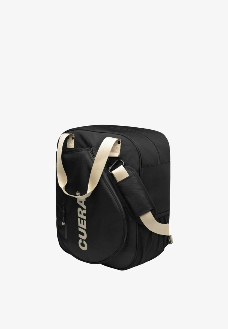 Sac de sport rectangulaire noir avec bandoulière réglable beige et logo CUERA sur la poche avant zippée sur fond blanc.