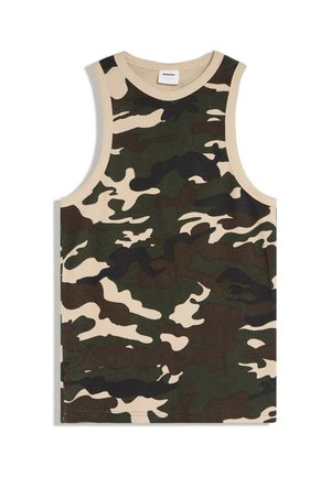 Débardeur en maille sans manches avec col rond, bordure beige et motif camouflage vert foncé, marron et noir.