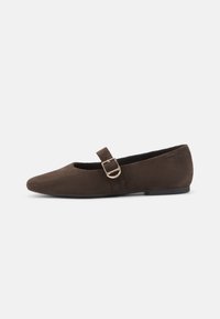 Ballerine in suede marrone con punta affusolata, dettaglio a fibbia su una cinghia e suola piatta. Texture liscia con un design minimalista.