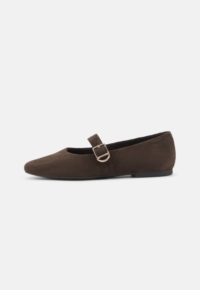 Ballerine in suede marrone con punta affusolata, dettaglio a fibbia su una cinghia e suola piatta. Texture liscia con un design minimalista.