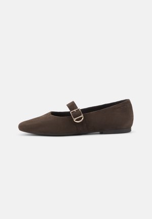Sapatilhas de ballet em camurça castanha com bico pontiagudo, detalhe em fivela numa tira e sola plana. Textura suave com um design minimalista.