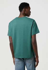Wrangler SHORT SLEEVE - Camiseta estampada - bistro_green