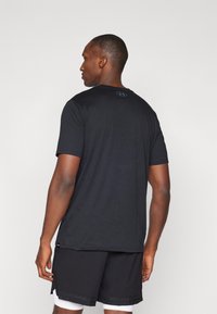 Under Armour BRAHMA BULL - T-shirts med print - black/downpour gray