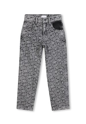 Jeans en denim gris avec un motif de texte répétitif en noir. Comprend un détail de poche en cuir noir. Design classique à cinq poches.
