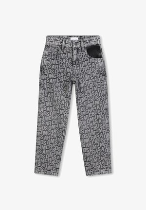 Grijze denim jeans met een herhalend tekstpatroon in het zwart. Inclusief een zwarte leren zakdetail. Klassiek vijf-pocket ontwerp.