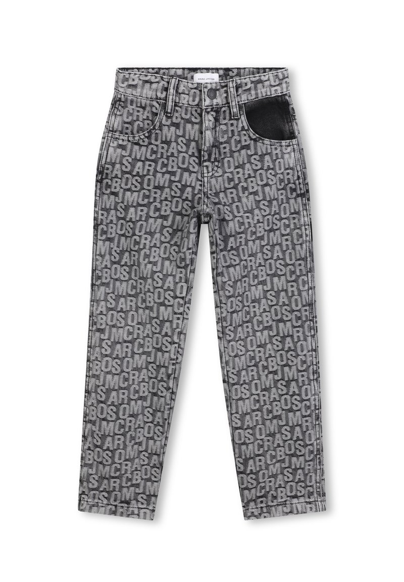 Jeans in denim grigio con un motivo testuale ripetuto in nero. Include un dettaglio in pelle nera sulla tasca. Design classico a cinque tasche.