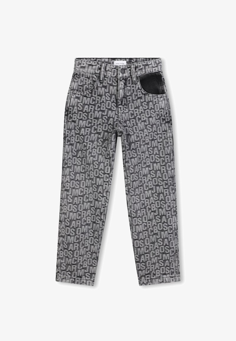 Jeans in denim grigio con un motivo testuale ripetuto in nero. Include un dettaglio in pelle nera sulla tasca. Design classico a cinque tasche.