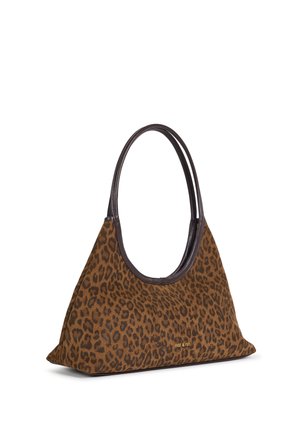 Sac à main marron avec imprimé léopard foncé et doubles poignées marron foncé, vue en angle sur fond blanc.