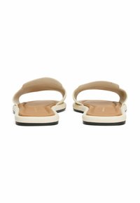 Sandalias beige con una parte superior sintética suave y un diseño minimalista. Cuentan con una plantilla acolchada y una suela de goma negra en contraste.