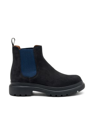 Stivale Chelsea in suede nero con pannello laterale in tessuto blu, dettagli marroni e suola in gomma spessa con motivo a tacchetti.