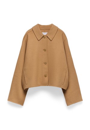 Veste courte marron avec un grand col, cinq boutons et des poches latérales. Fabriquée en tissu doux et texturé. Coupe ample et design minimaliste.