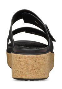 Sandales plateformes noires avec semelle intermédiaire en liège, présentant plusieurs brides noires et un pied de texture. Le talon mesure environ 5 cm de hauteur.