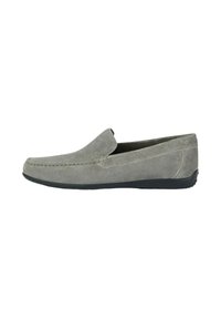 Mocassini grigi in suede con punta arrotondata, dettagli cuciti e suola in gomma nera. Design slip-on senza lacci o accessori in metallo.