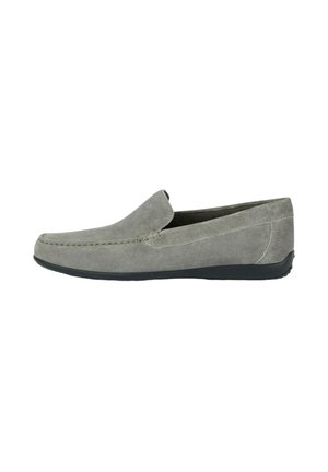 Mocassini grigi in suede con punta arrotondata, dettagli cuciti e suola in gomma nera. Design slip-on senza lacci o accessori in metallo.