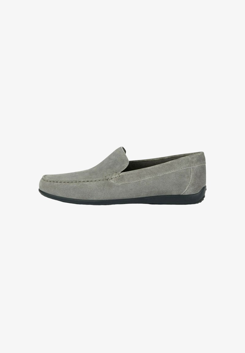 Mocassini grigi in suede con punta arrotondata, dettagli cuciti e suola in gomma nera. Design slip-on senza lacci o accessori in metallo.