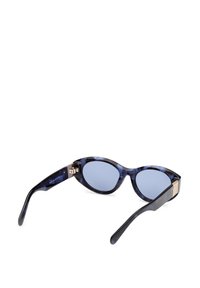 Ochelari de soare tip cat-eye cu lentile nuanțate de albastru, ramă din acetat cu model marcat de albastru închis și accente din metal aurit pe temple.