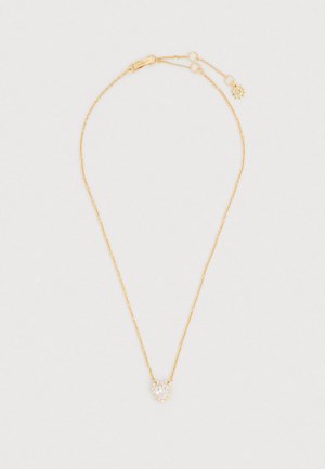 Colar dourado com uma corrente delicada e um pendente em forma de coração com uma pedra clara central rodeada por pequenos realces.