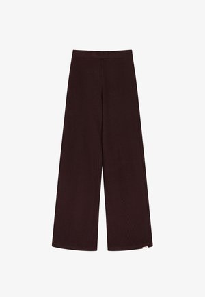 Wijdere broekspijpen in een diepe bruine kleur, gemaakt van ribbelstof. Heeft een gladde tailleband en een label aan de onderzoom.