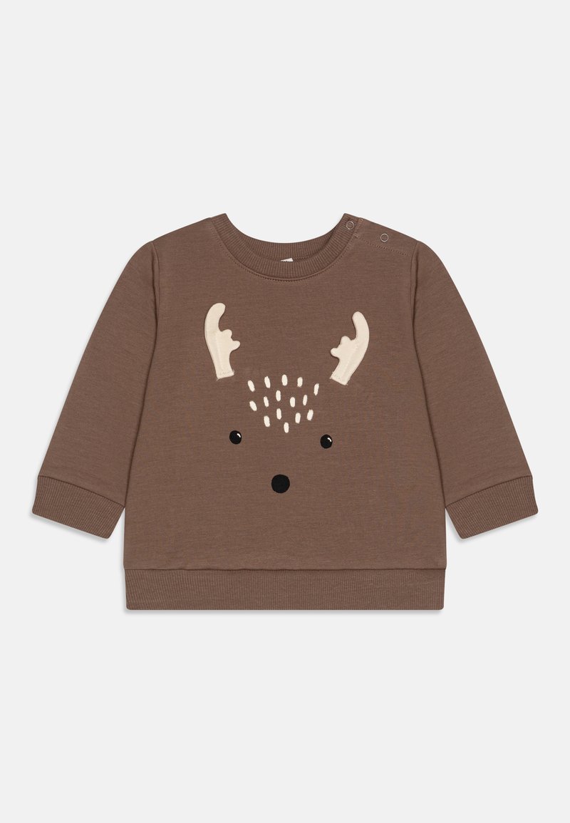 Καστόρινη μπλούζα με μακριά μανίκια σε καφέ χρώμα, με σχέδιο κεφαλής ελαφιού που έχει κρέμα κέρατα και μαύρα μάτια, φτιαγμένη από απαλό βαμβάκι με στρογγυλή λαιμόκοψη.