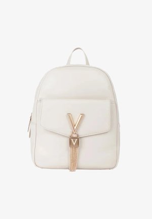 Sac à dos en cuir blanc avec une forme structurée. Comprend une poche avant à rabat, des accents dorés et un détail décoratif en gland.