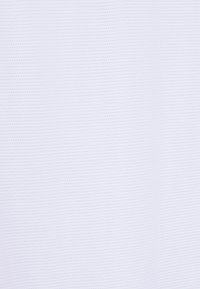 Vit texturerad tyg med ett nätmönster, med enhetliga horisontella och vertikala linjer som ger andningsförmåga. Lämplig för kläder eller möbelklädsel.