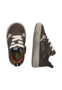 Bruine suède en mesh sneakers met een rubberen zool, voorzien van contrasterende beige accenten, witte veters en een zijrits.