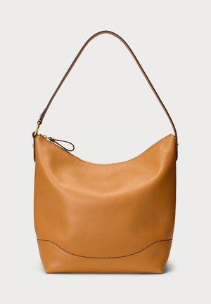 Sac à épaule en cuir tan avec un dessus incurvé, une seule sangle marron et des accroches dorées. Texture lisse et design minimaliste.