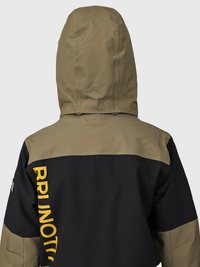 Chaqueta con capucha que presenta un cuerpo negro con paneles de hombro y capucha en verde oliva. Marca amarilla a lo largo de la manga izquierda y textura suave.