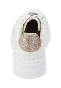Sneaker bianca con un accento sul tallone in rosa oro glitterato e texturizzato. Presenta un semplice design con lacci e una suola imbottita per il comfort.