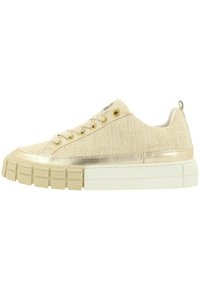 Sneakers beige texturizzati con un accento dorato metallico, punta rotonda, suola piatta bianca e occhielli dorati per i lacci.