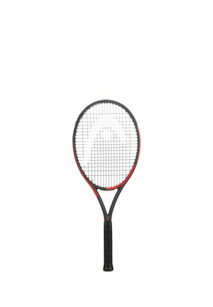 Tennisslag met zwart-rood frame, zwarte grip en gespannen snaren, rechtopstaand afgebeeld op een witte achtergrond.