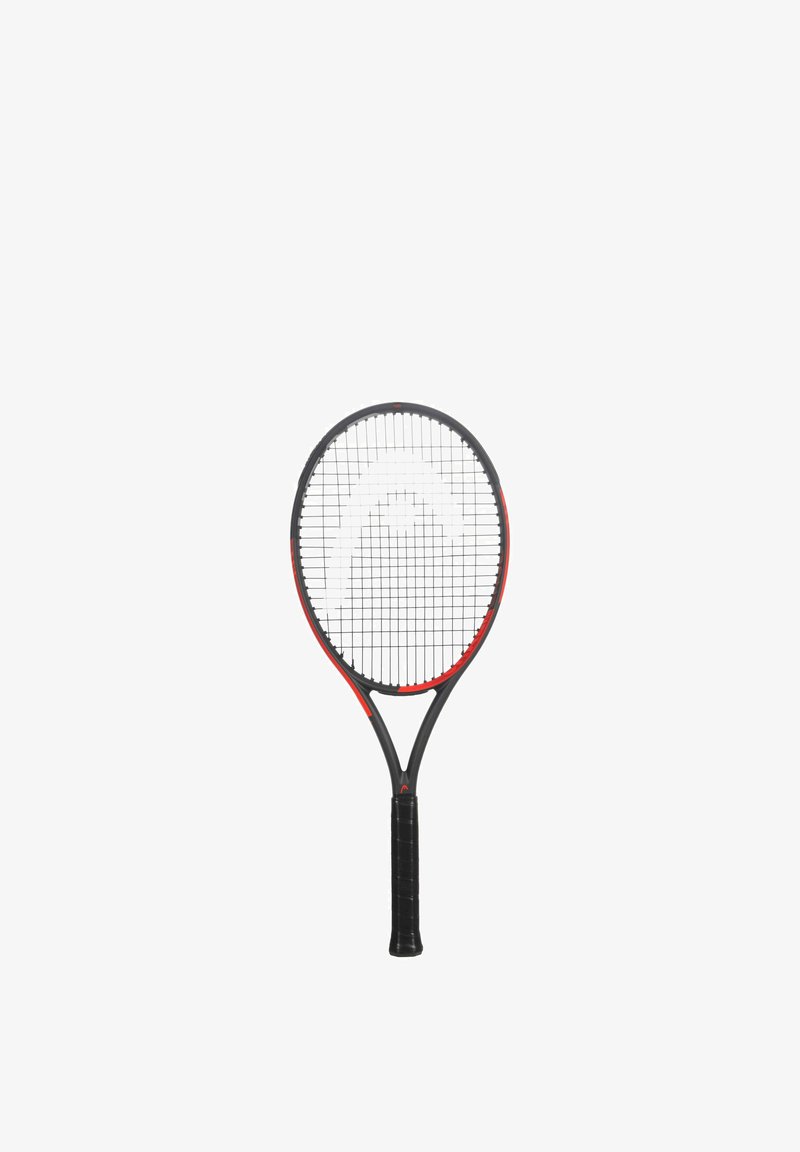 Raquette de tennis avec cadre noir et rouge, grip noir et cordes tendues, présentée à la verticale sur fond blanc.