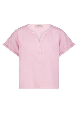 Blouse rose pâle à manches courtes avec un col rond, deux boutons sur la patte de boutonnage avant et des poignets de manches repliés.