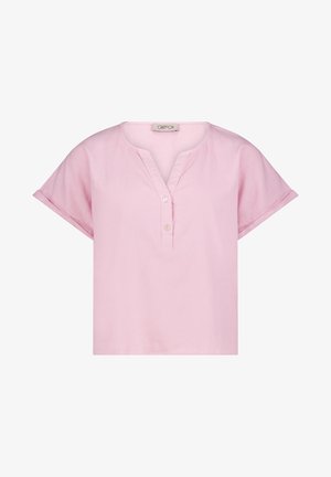 Lyserød kortærmet bluse med rund halsudskæring, to knapper på frontknaplisten og opbukket ærmekant.