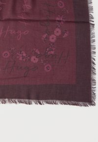 Bordo krāsa ar ziedu rakstu un rokraksta tekstu akcentiem. Pušķainas malas. Viegls audums ar mīkstu tekstūru.