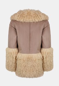 Bruine suède jas met een fluffy beige bontkraag en mouwen, met een gestructureerde afwerking en een licht getailleerde vorm.