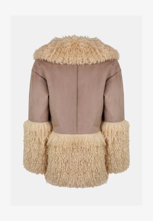 Bruine suède jas met een fluffy beige bontkraag en mouwen, met een gestructureerde afwerking en een licht getailleerde vorm.