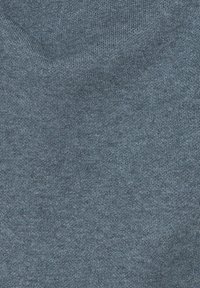 Gebreide stof in een middelblauwe tint, met een zachte textuur en een subtiel gemêleerd patroon, met een gladde, egale afwerking.