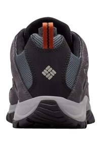 Scarpe da esterno grigie in materiale mesh e sintetico, con righe a contrasto arancioni, dettaglio del logo e suola in gomma nera testurizzata.