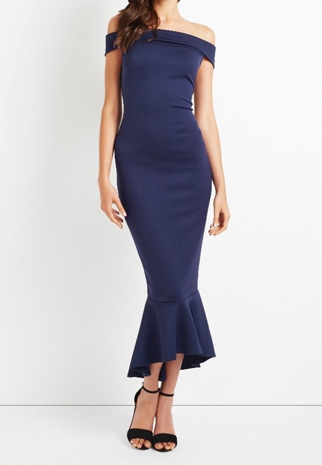 Robe sirène bleu marine à épaules dénudées en tissu extensible avec un ourlet évasé. Présente une silhouette ajustée et des escarpins noirs à bride de cheville.