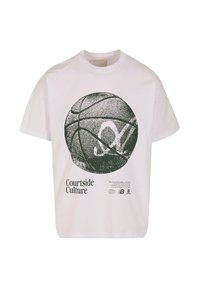 Balts kokvilnas t-krekls ar zaļu basketbola grafiku un tekstu "Courtside Culture" priekšpusē. Brīvs piegriezums un apaļš kakla izgriezums.