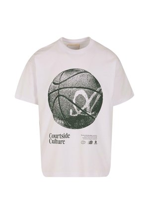Balts kokvilnas t-krekls ar zaļu basketbola grafiku un tekstu "Courtside Culture" priekšpusē. Brīvs piegriezums un apaļš kakla izgriezums.