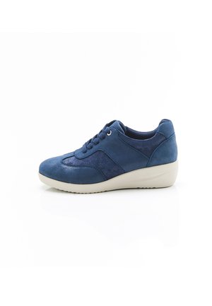 Blauwe suède sneaker met vetersluiting en witte gevoerde zool, zijaanzicht op witte achtergrond.